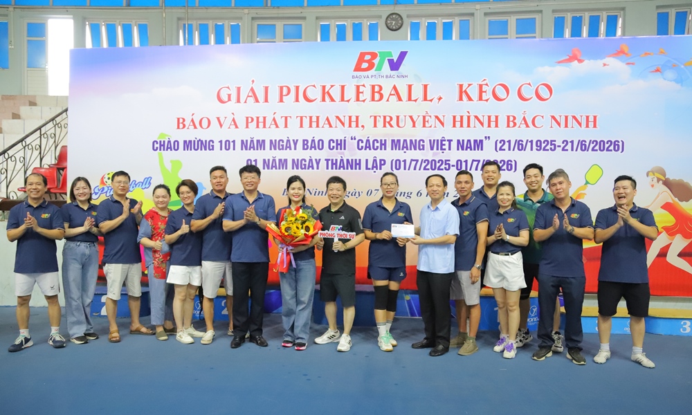 Ban Tổ chức trao giải Nhất môn kéo co cho đội Phòng Thời sự.